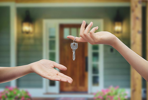 david-bracht-real-estate-handing-keys